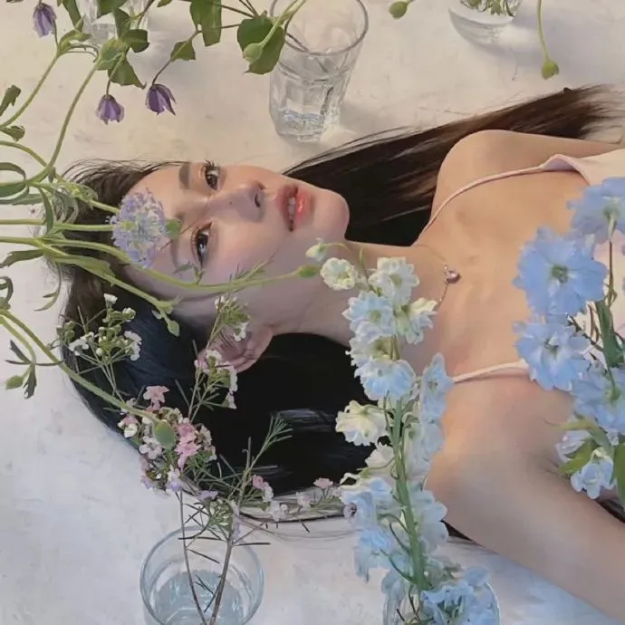 【日系青春物语】《花与爱丽丝》高清在线：两个女孩与一个男孩的谎言三角恋，青涩动人